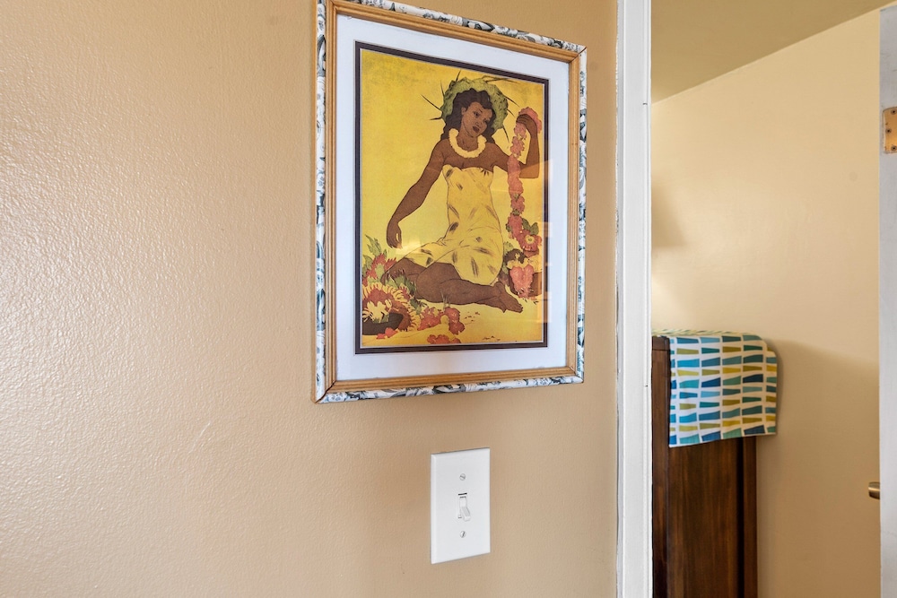 Kalama Terrace P-307 - 3rd-floor Walkup, 7 min Walk to Charley Young Beach, AC!