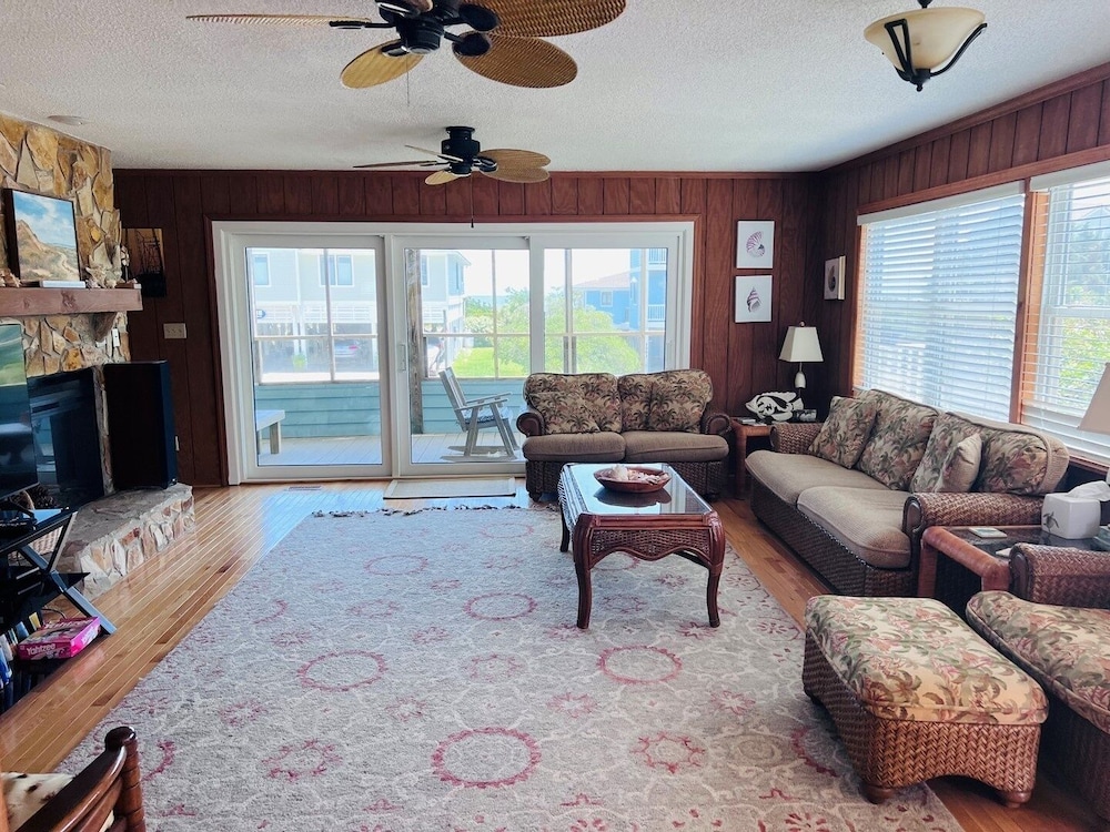 Fore Shore West- 4 Bedroom Home by RedAwning