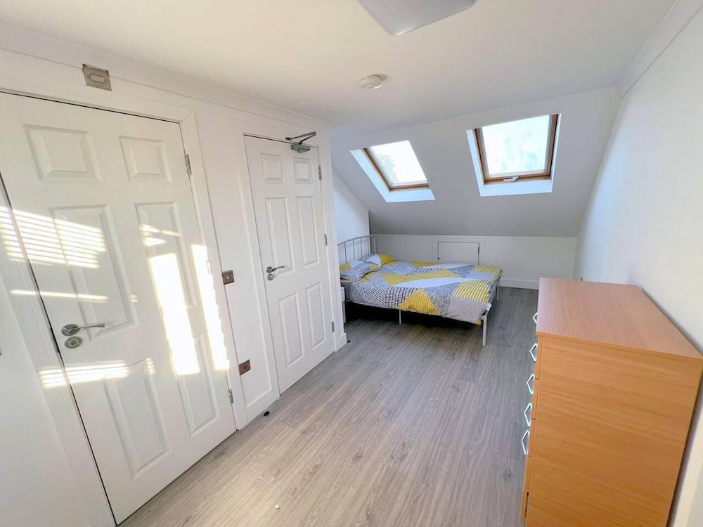 New 5-bed & 4 Bathroom House in Croydon view 2