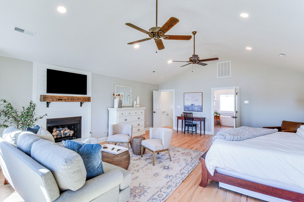 Lake Hartwell Home w/ Dock + Fire Pit! view 4