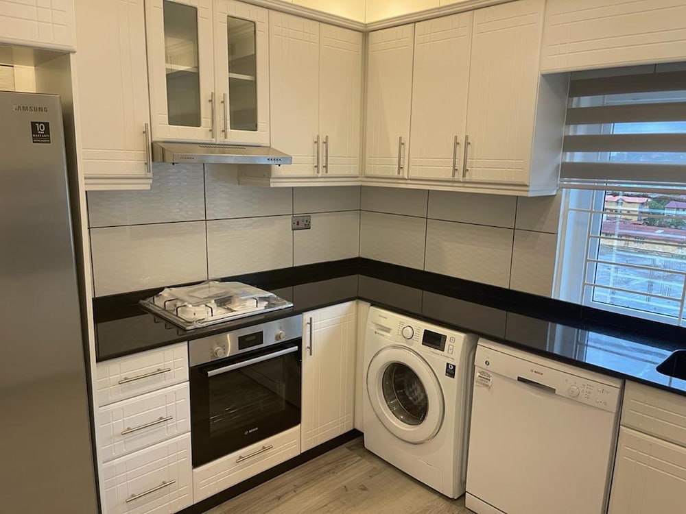 2 Bed Apartment Sleeps 4 - Jacuzzi, Parking, Wifi view 5