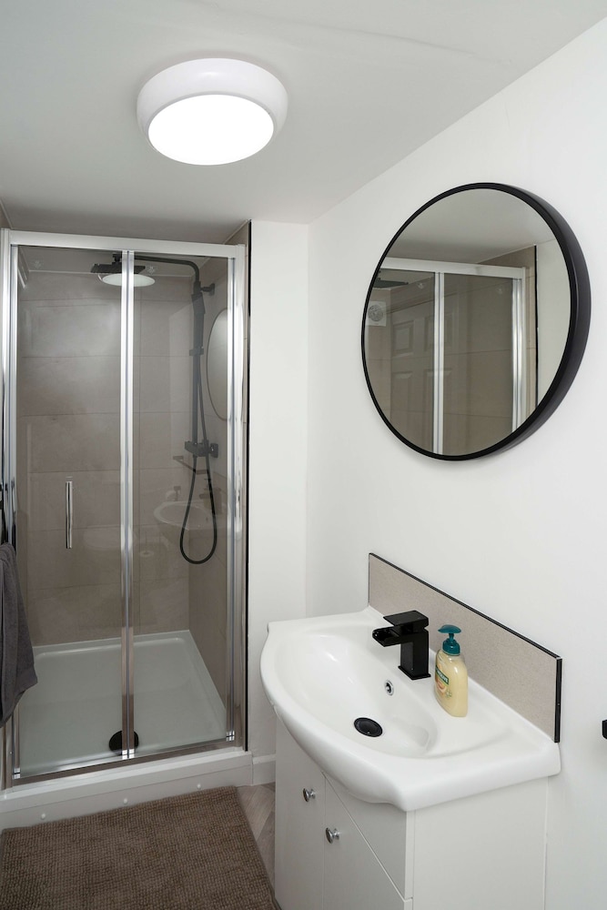 Modern 4 Bed House-free Parking