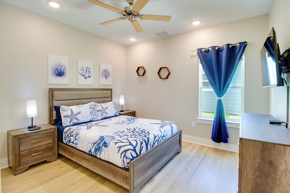 4 Mi to Rockport Beach Park: Home w/ Resort Perks