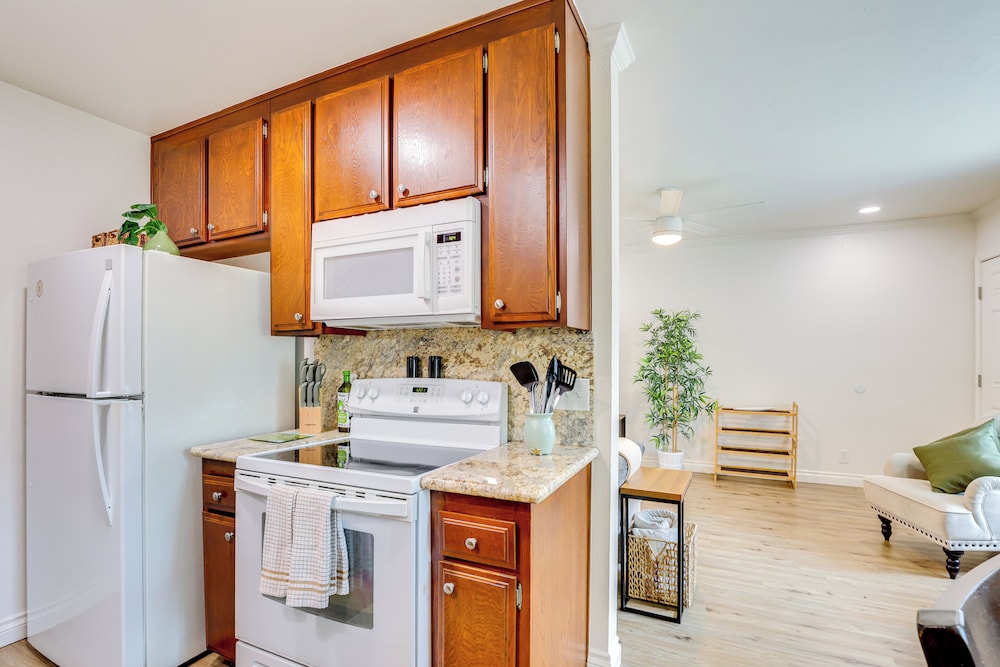 1 Mi to Oceanside Municipal Pier: Condo w/ Balcony