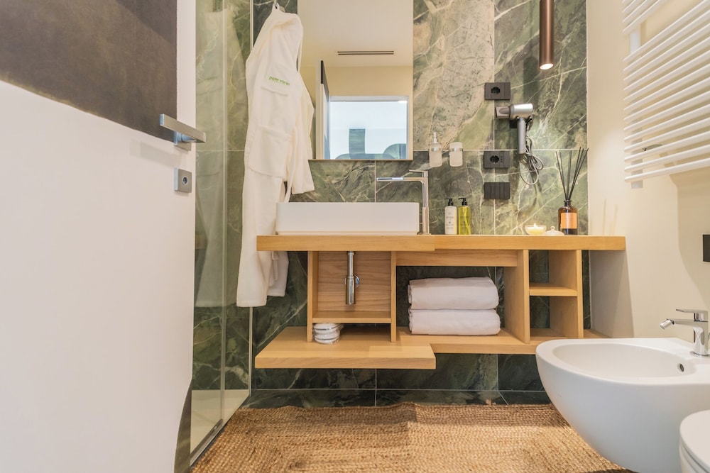 Pureview Luxury Suites, with breakfast & pool by Rent all Como