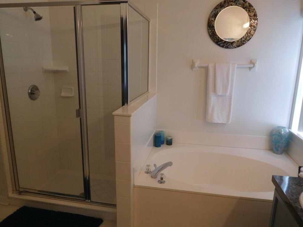 Spacious 6-bedroom Home in Hampton Lakes Perfect for Family Getaways!