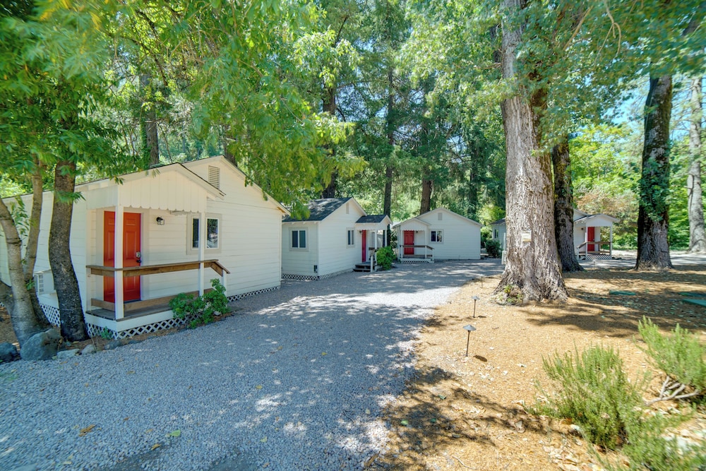 Golf, Hike, Sip Wine: Cobb Mountain Cabin w/ Patio