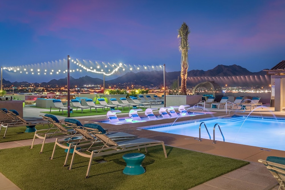 Phoenix Vacations - Rooftop Pool with Views-King Beds-Parking 1123 - Property Image 1