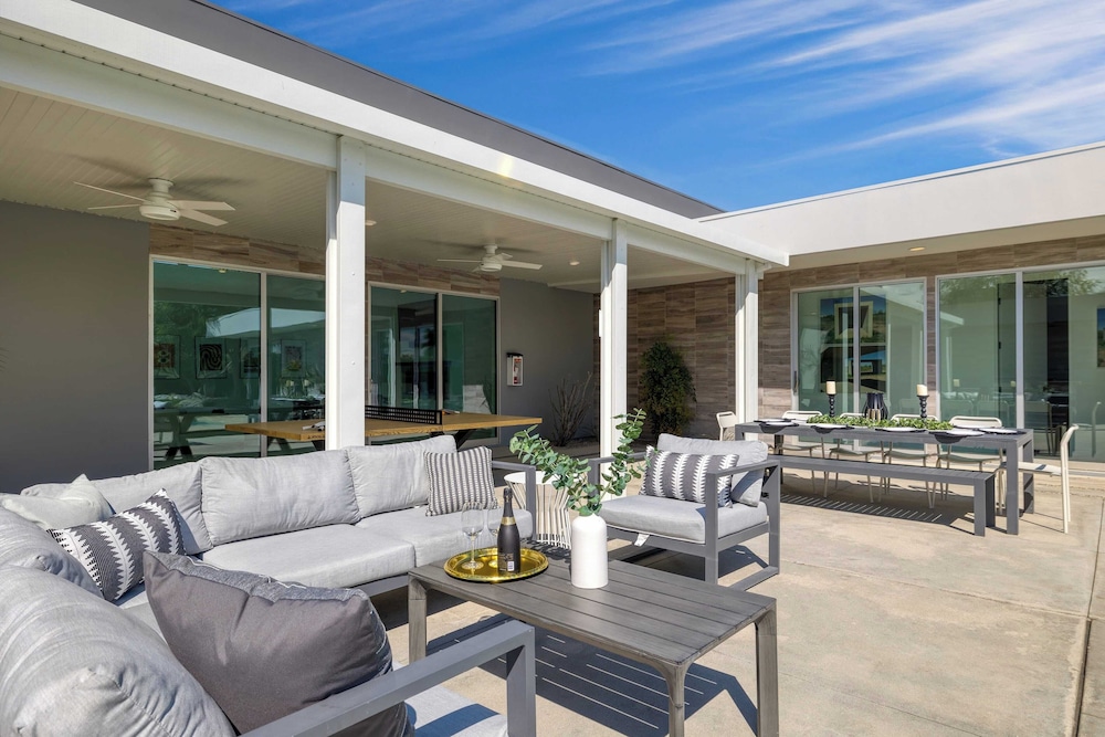 Sleeps 40 3 Luxe Villas Next to Empire Polo Club Putting Green & Pickleball