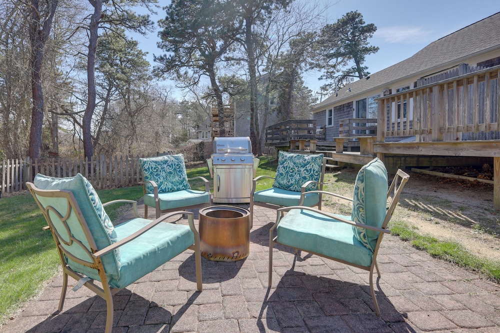 Swan River Views, BBQ Ready: West Dennis Home