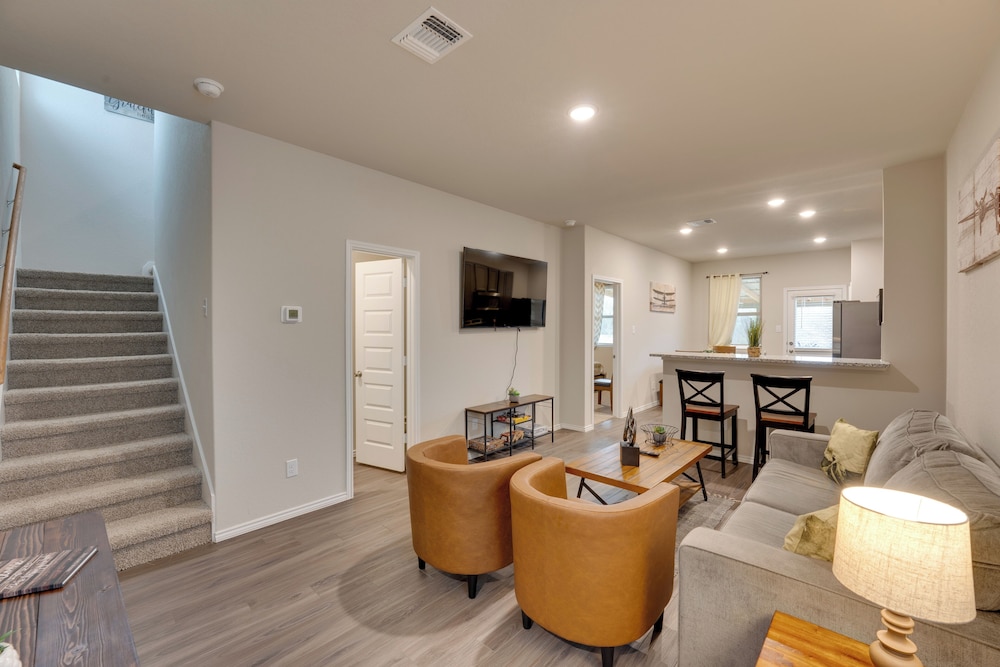 6 Mi to Lackland Afb: Hot Tub, Pool & Game Room!