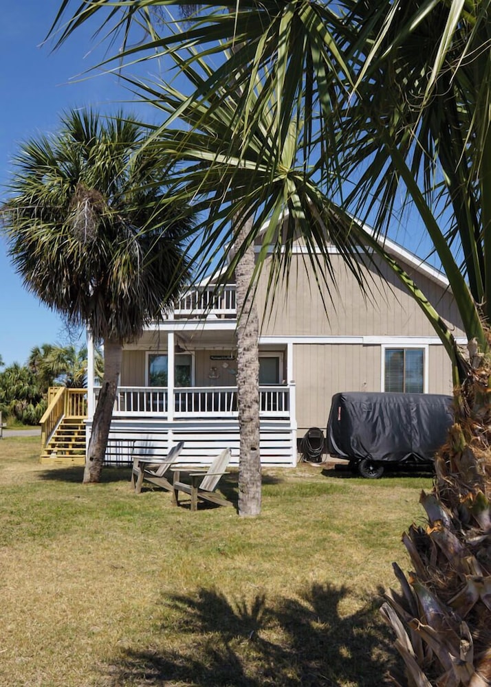 Charming 3-bed, 2-bath Home With Wonderful Views of the Golf Course