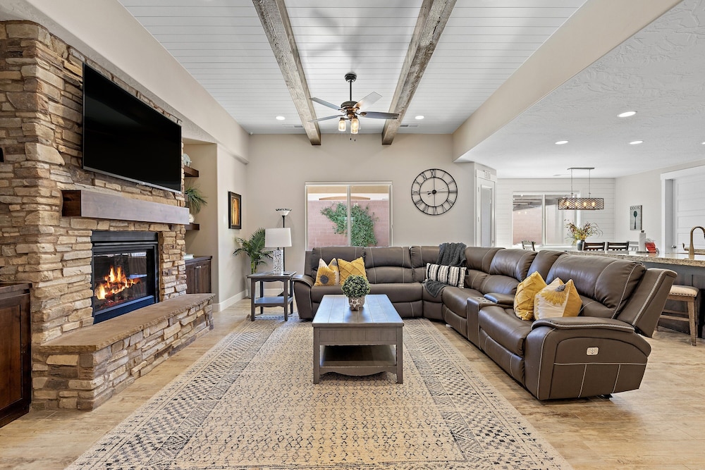 Hurricane Falls Pool, Hot Tub Plus Dog Friendly! 4 Bedroom Home