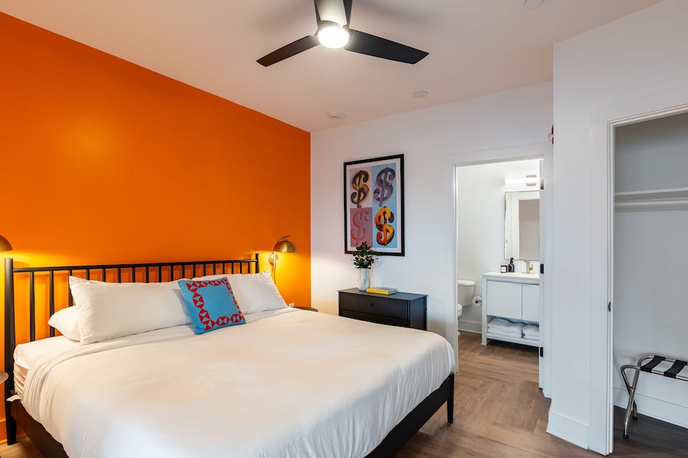 Dual Bachelor Pads w Rooftop Lounge Games Sleeps 26 5 Min to Broadway