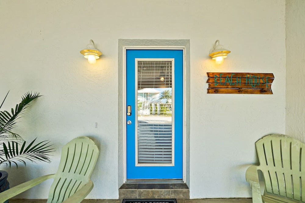 Perfect Beach House 2min Walk With Heated Pool and Hot Tub 4 bed 3 Bath With Pet Friendly