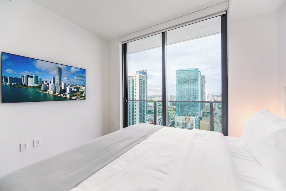 Deluxe Apt Bayside Views Await