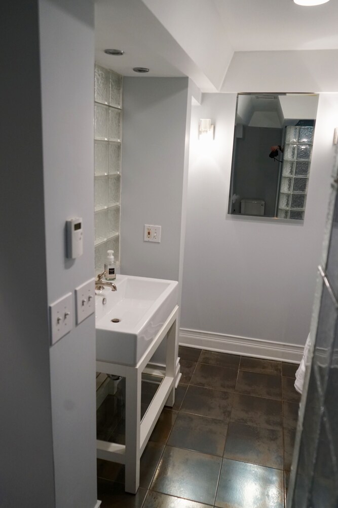 3-Level Bucktown Home - Amazing Outdoors & Parking