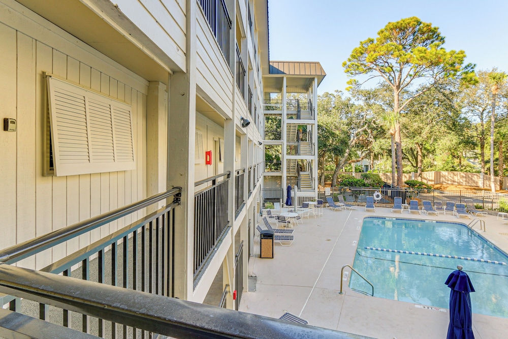 Walk to Coligny Beach Park: Condo w/ Pool Access!