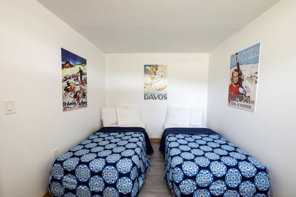 Spacious 8 bdrm Blue Mountain Cottage, Perfect for Large Groups, Private Beach, BBQ, Hot Tub, Sauna - Image 3