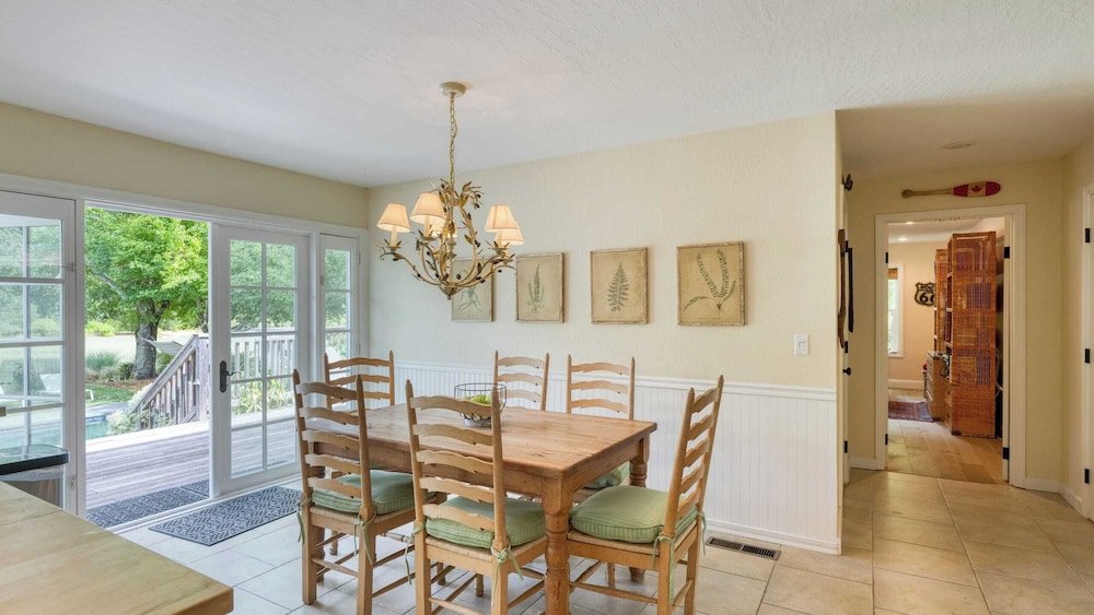 Glen Ellen Escape 5BR Retreat w/ Pool, Hot Tub, Hammocks & Vineyard Views