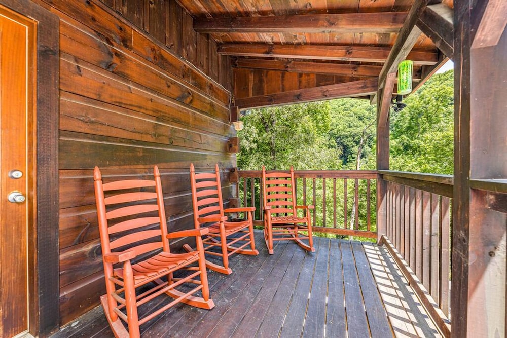 Secluded 3BR Cabin w Hot Tub Dog Friendly Sleeps12