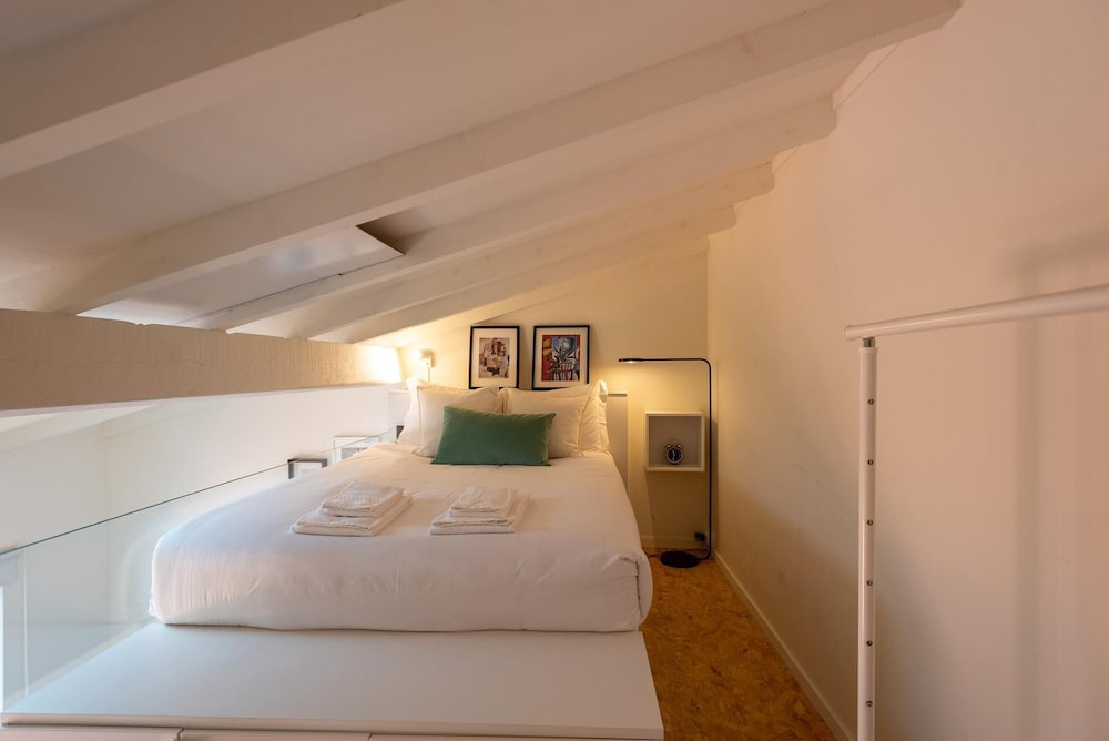 Mezzanine Stylish Apartment U