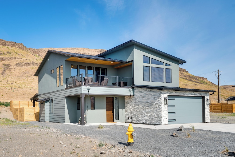 Hot Tub & Water Views: High-end Vantage Retreat
