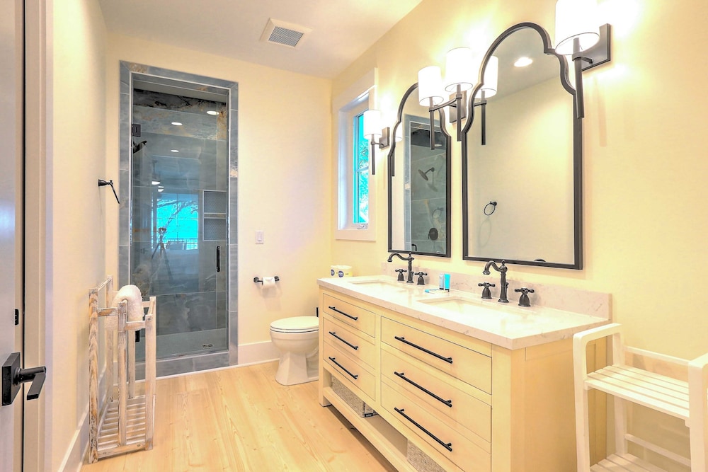 Beachside Boardwalk & Views Pool + Hot Tub 202 on the Sound