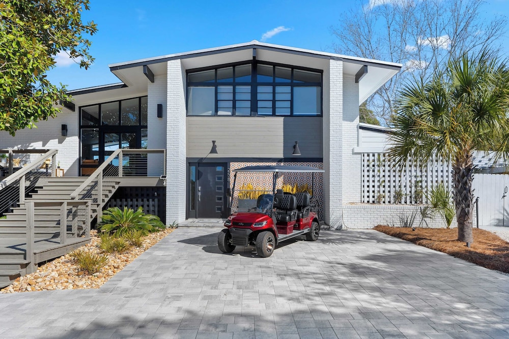 30A Florida Flashback by Avantstay Private Pool, Golf Cart, 3 Mins to Beach!