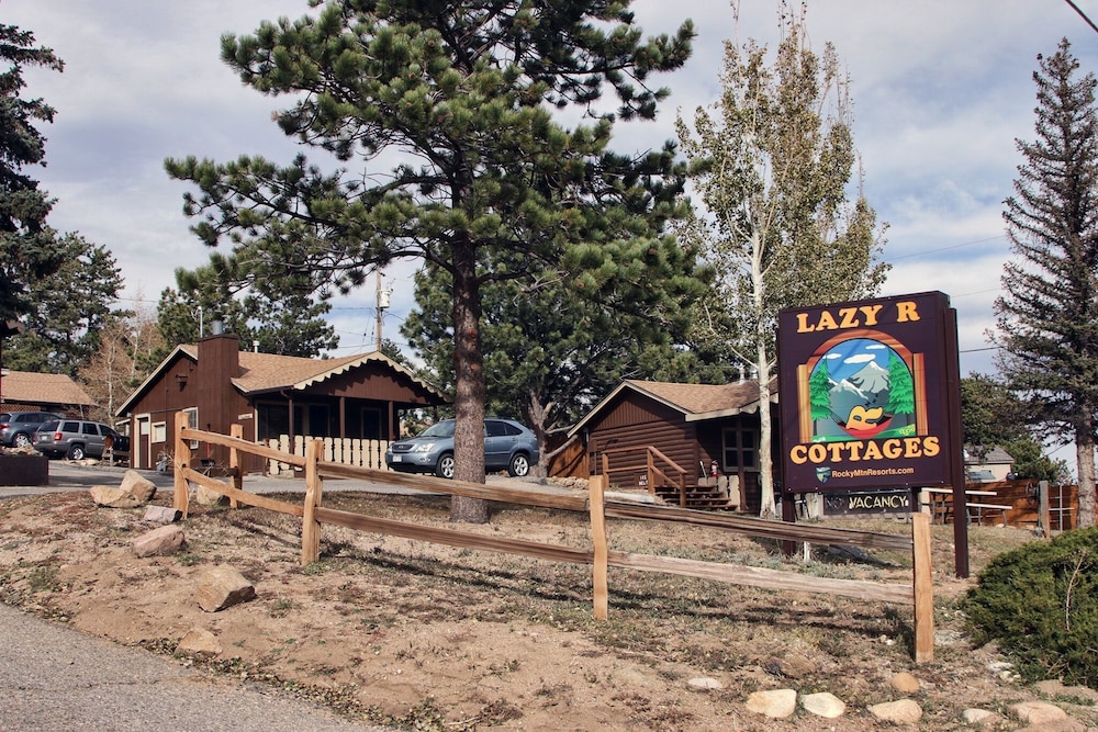 Lazy R Cottages: 6 2 Bedroom Cabin