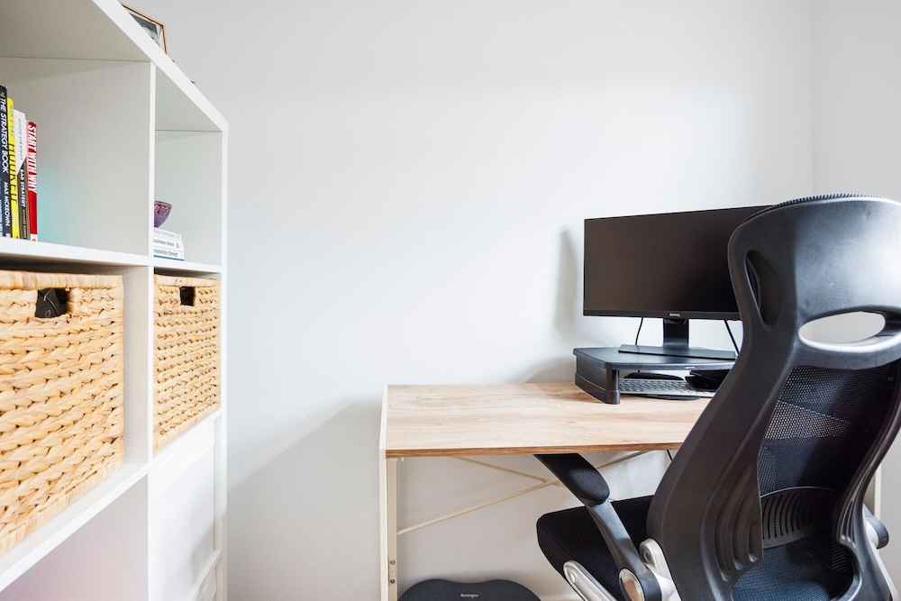 Stylish 3-bed Home in East London Free Parking