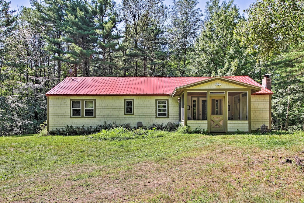 Rustic Bradford Cottage - 14 Miles to Sunapee Mtn!