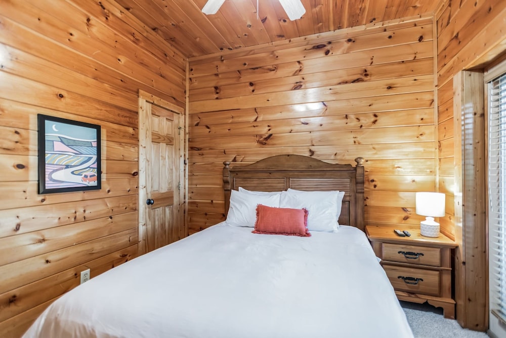 Summit View Way Resort Cabin w Hot Tub Deck w Views Pool Table