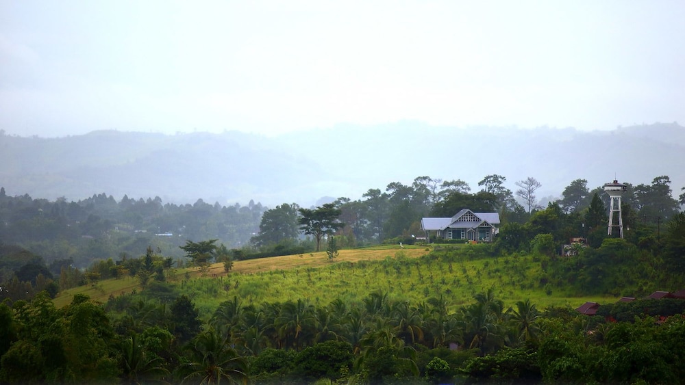 Breeze Hill Hotel
