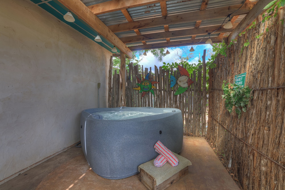 The Willows Retreat - Sleeps 17, Hot-tubs, Close to Main Street!