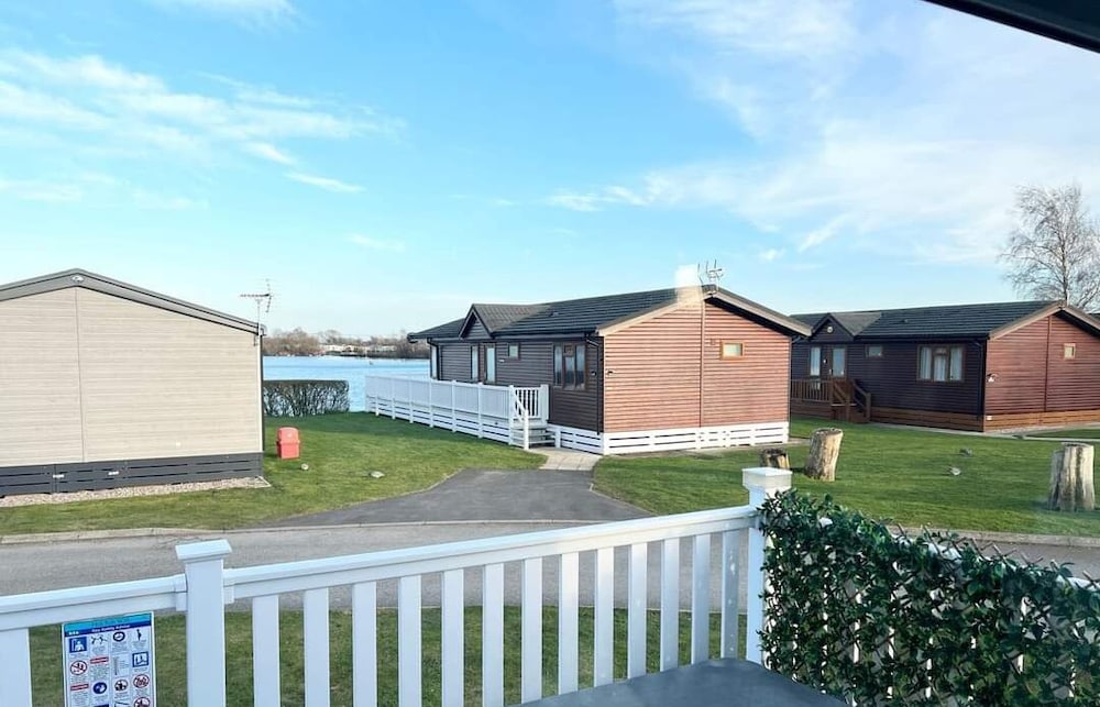 Beautiful 3-bed Hot Tub Lodge at Tattershall Lakes
