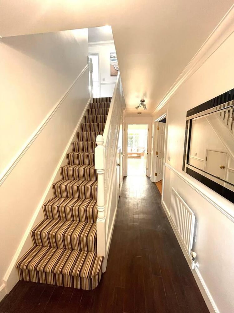 Remarkable 5-bed House in Horley view 5