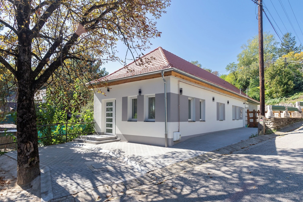 Nemes Apartments