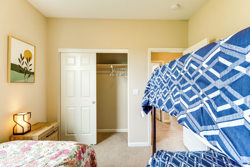 6 Mi to Dtwn Reno: Mtn-view Retreat w/ Fireplace!