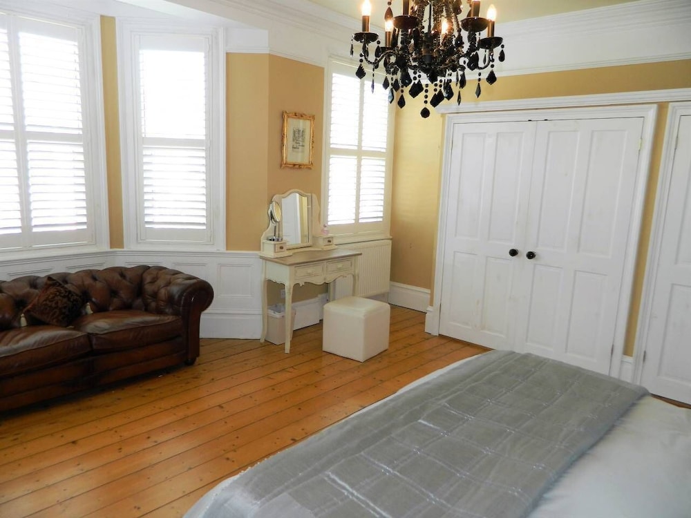 Period Home - Charming Features - 1 Mile From Hoe view 4