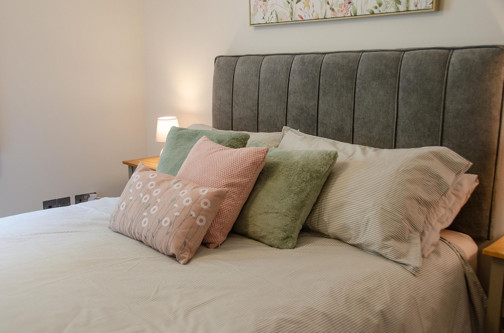 Modern 2-Bed Flat In Tavistock Centre