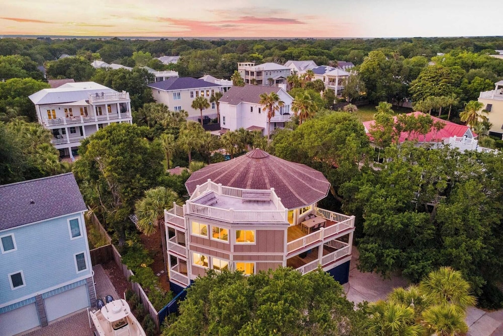 Private Pool, Putting Green & Steps to Isle of Palms Beach Paradise on Palm