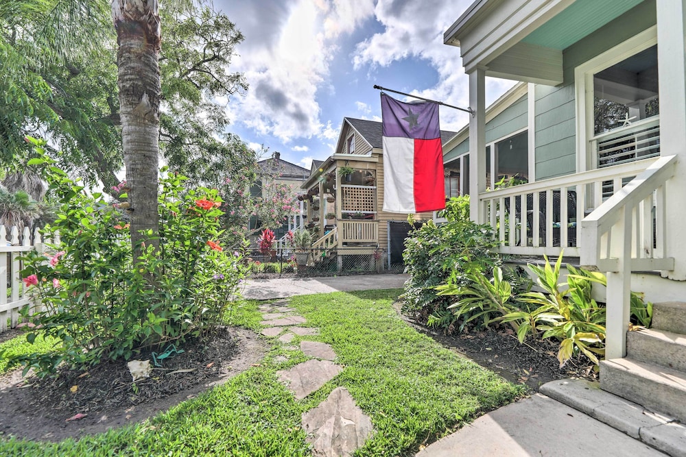 Historic Galveston Hideaway, Walk to the Beach!