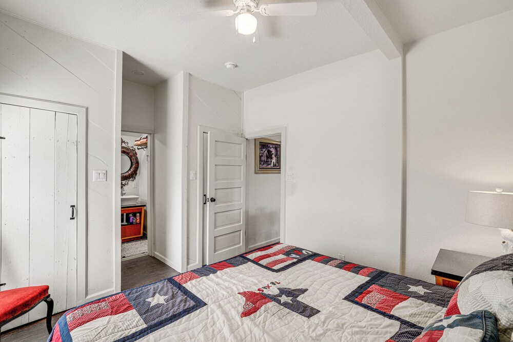 Walk to Historic Square: Jacksboro Home w/ Yard