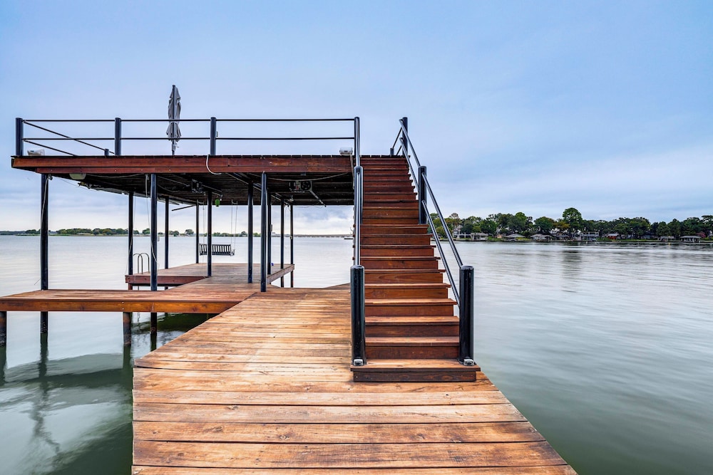 Hot Tub, Fire Pit! High-end Cedar Creek Lake Haven