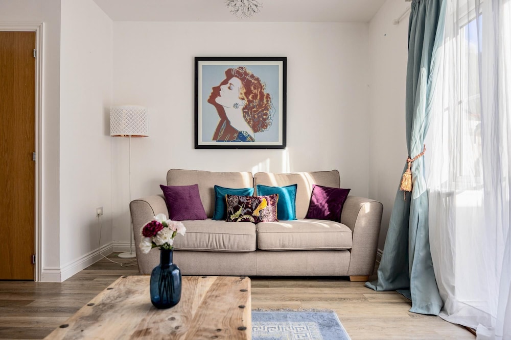 Superb 3-bed House With Parking Garden in London