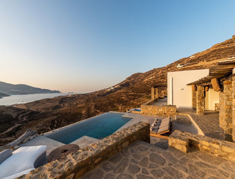 Charming Villa Near Ftelia Beach