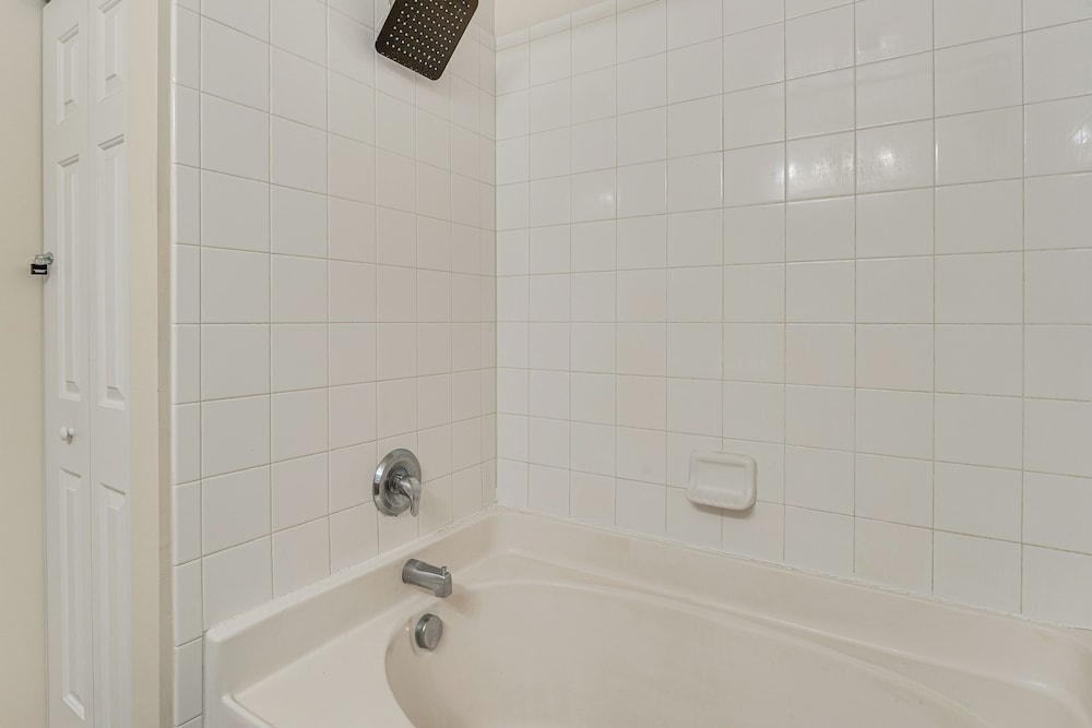 6 Mi to Dtwn Raleigh: Townhome w/ Fenced Patio!