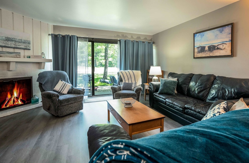 Cozy Condo at Interlaken! Stay & Play on Lake Como