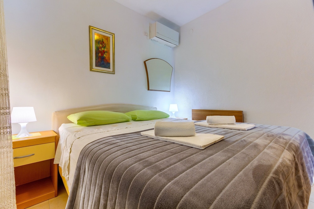 2-bdr apt With Shared Garden, 3 min Walk to Beach view 3